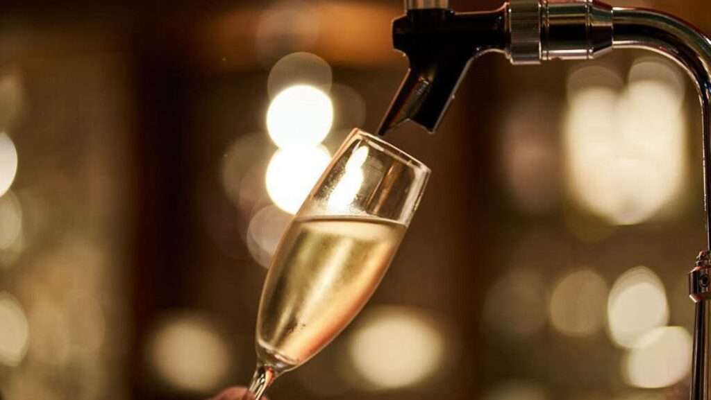 ラウンジのスパークリングワイン