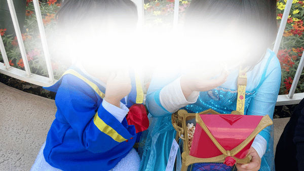 ディズニーランドでポップコーンを食べる子供