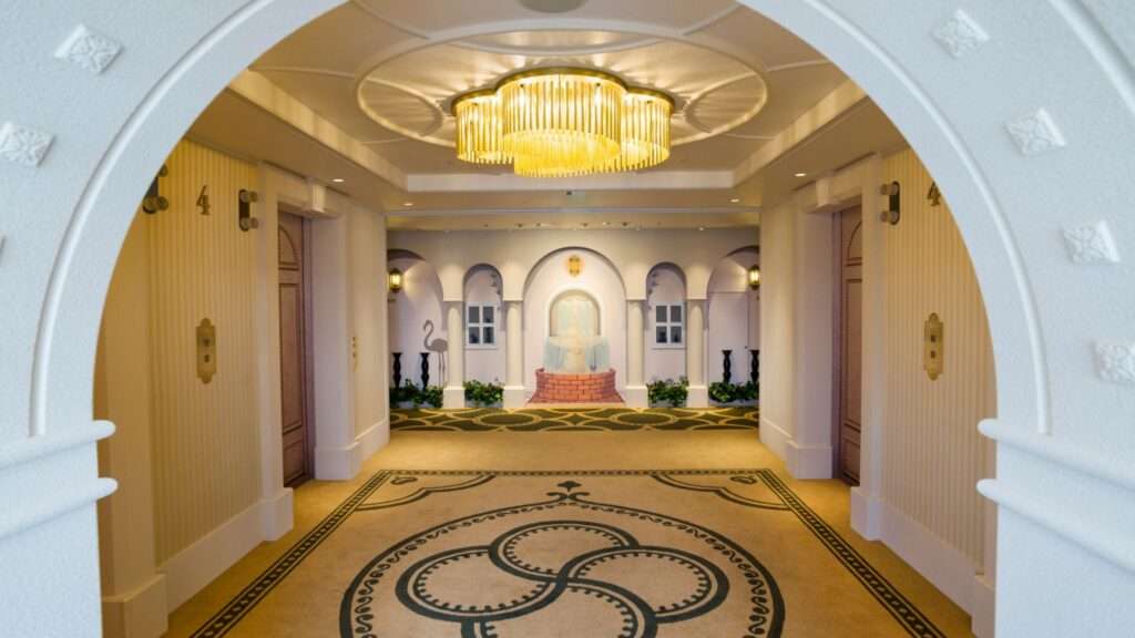 お城をイメージしたエレベーターホール